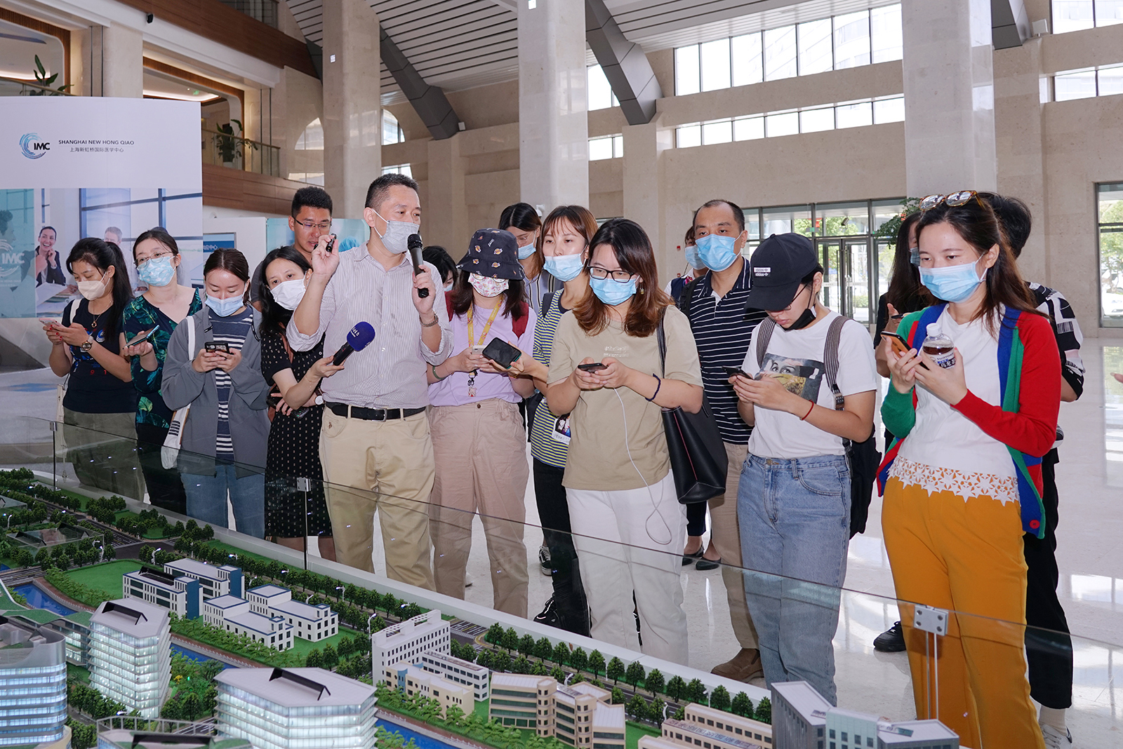 上海新虹桥国际医学中心建设发展有限公司总经理刘炜对园区规划、建设、运营情况进行介绍。