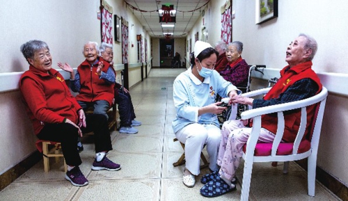  随着我国老龄化程度的不断加深，如何建立健全“银发”群体的健康服务体系，成为一道重要的民生“考题”。    中国经济导报记者 苗露/摄