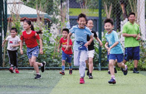  图为某青少年培训机构正在开展足球训练。中国经济导报记者苗露/摄