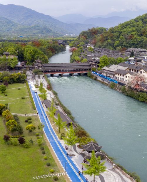 《锦江绿道源头》   摄影：何勃都江堰市委宣传部