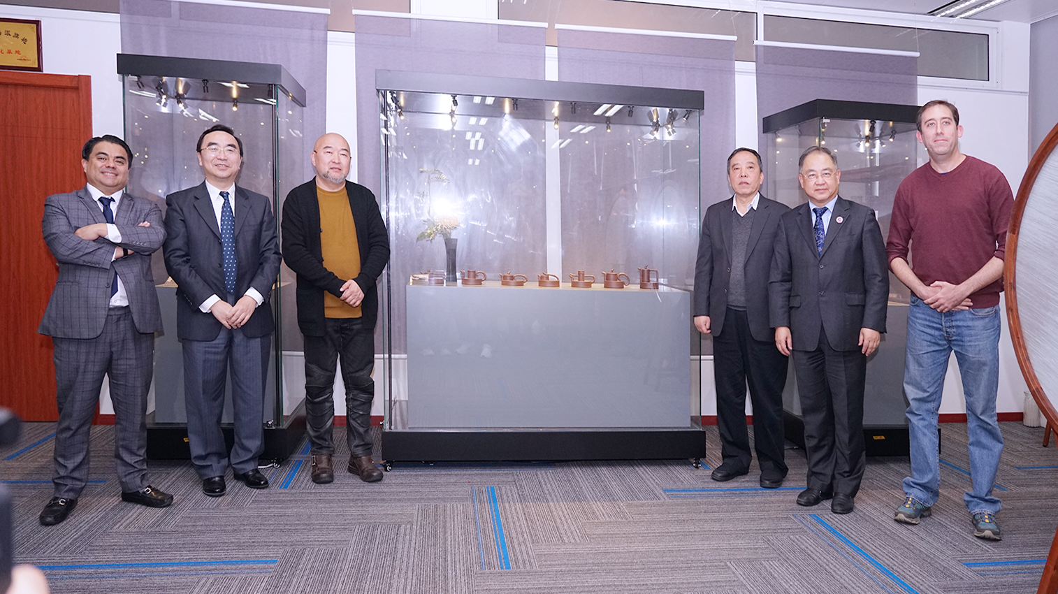 “2021丝路陶语•多国陶瓷艺术展”主展柜揭幕。