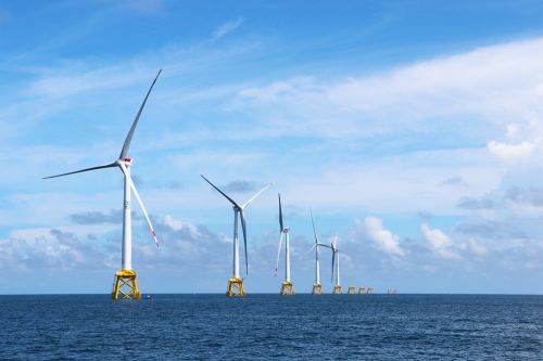 风电-中节能阳江南鹏岛300MW海上风电项目。位于广东省阳江市南鹏岛南侧海域，总装机300MW，场址面积约58km2，外围风机包络海域面积约44.6km2，水深23-32m之间，距陆地最近约28km。