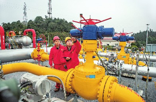  重庆某地储气库工作人员近日对采气期运行设备进行安全巡检。资料图片