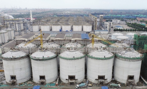  河北唐山：中储粮粮食仓储项目加紧建设    近日，位于河北省唐山市海港经济开发区的中储粮唐山直属库粮食仓储项目正加紧施工建设。据介绍，该项目主要建设单仓储量1万吨的浅圆仓62座及提升塔、汽车接收站等配套设施。图为近日工人在中储粮唐山直属库粮食仓储项目建设工地施工。新华社