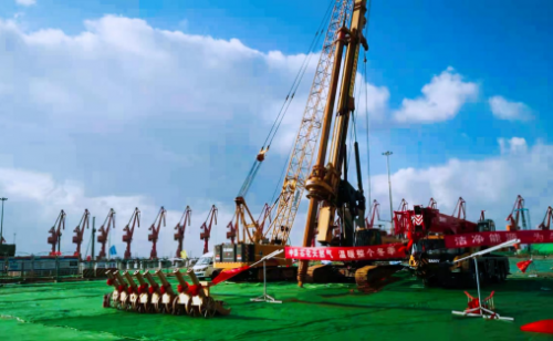 图为中国石化龙口LNG项目开工仪式现场。摄影：李团结