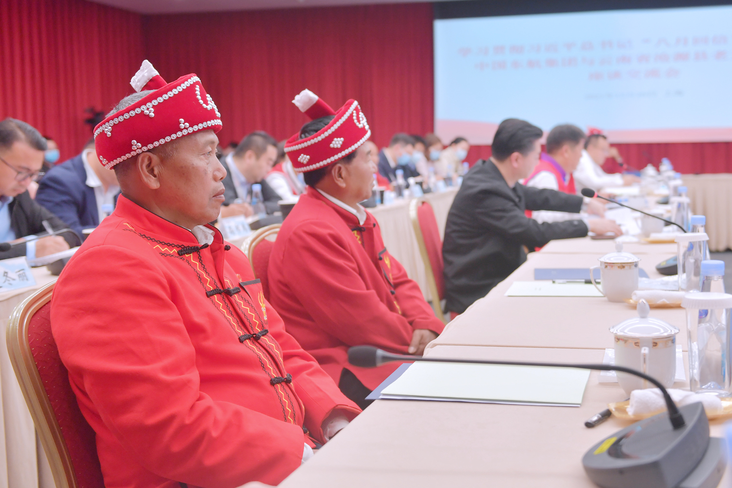 东航邀请三位收到总书记回信的老支书陈忠华（佤名：尼红）、杨岩板（佤名：岩板）、赵金光（佤名：三木嘎）