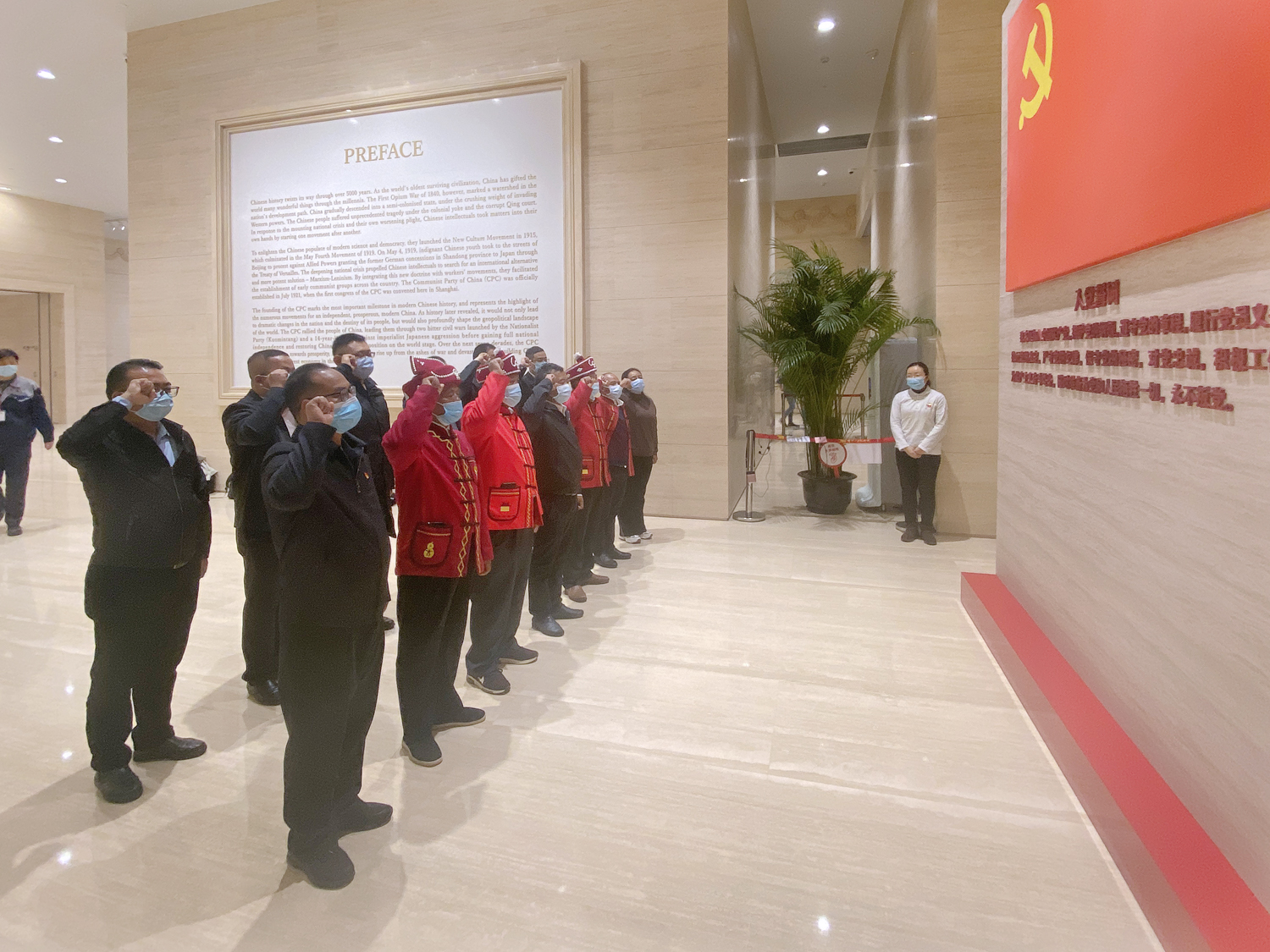 12月21日，来自云南沧源边疆村的老支书们及当地村干部代表在中共一大会址重温入党誓词。东航供图