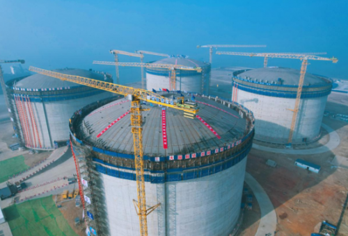 龙口南山LNG项目22万立方米储罐升顶作业现场。摄影：杨辉