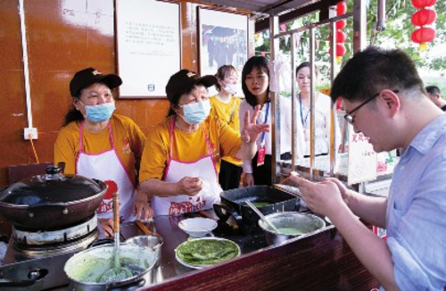 2021年4月23日，消费者在福建沙县购买食品，沙县小吃已被打造成为富民特色产业。