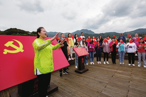  2021年4月，福建古田会议旧址，某高校师生正在举办党日活动。