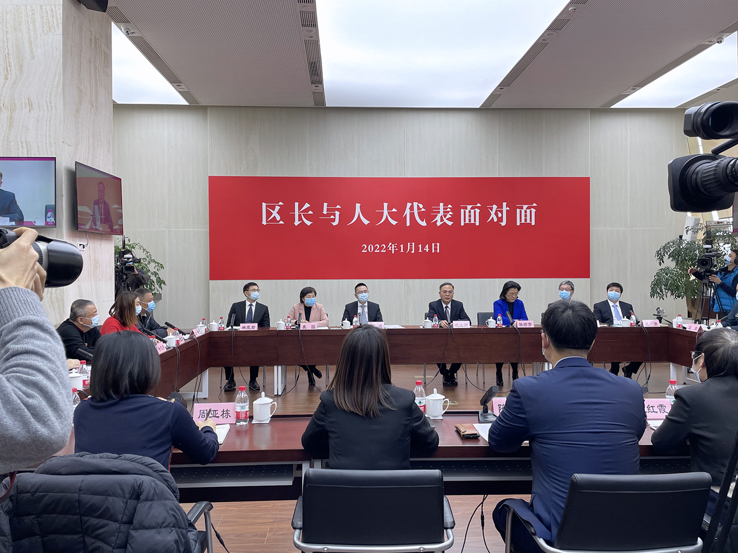 1月14日下午，上海黄浦区区长沈山州回应人大代表关注的发展难题和民生热点。邱爱荃 摄