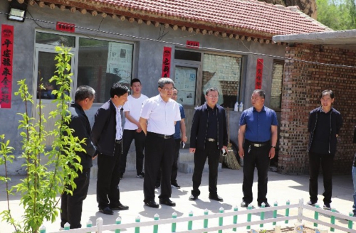  静乐县委书记王昕（前排左三）调研庭院经济。