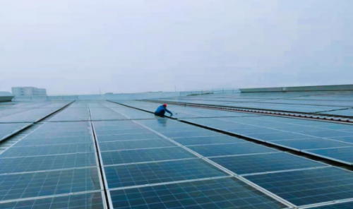 图为三峡潍坊滨海厂房屋顶分布式光伏发电项目。摄影：宋玉龙