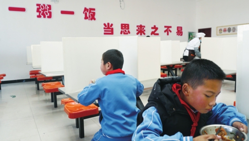  在青海省西宁市阳光小学食堂，学生在用餐。新华社