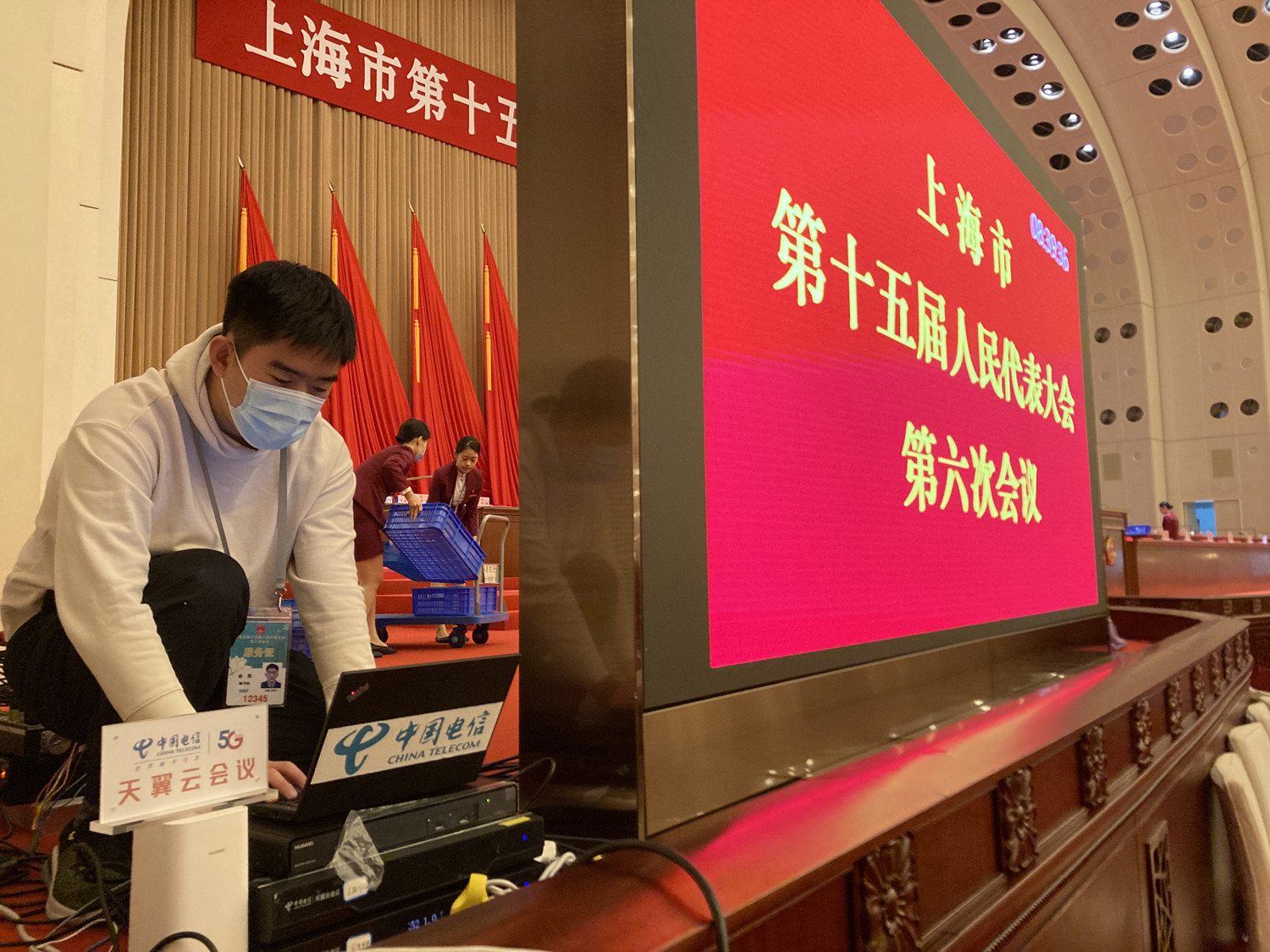 上海理想天翼云会议保障团队在2022年上海两会现场，为人大市民旁听席提供视频直播技术服务。图一