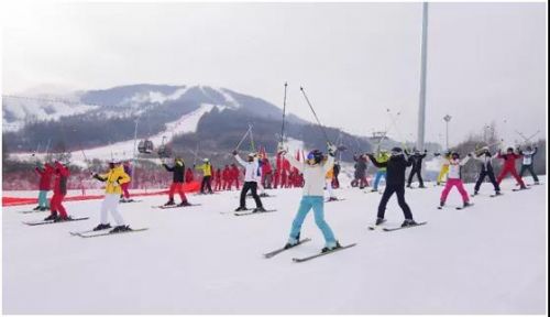 12月18日，在万峰通化滑雪度假区，滑雪爱好者列队滑雪。来源：新华社