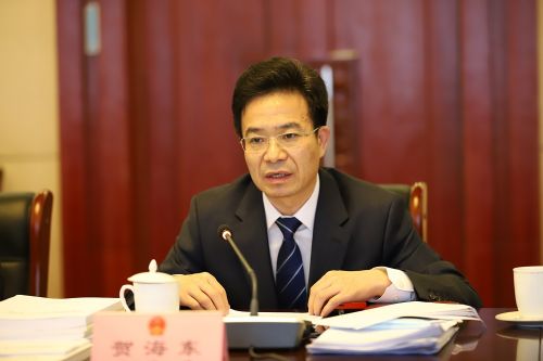 内蒙古人大代表、呼和浩特市长贺海东审议政府工作报告