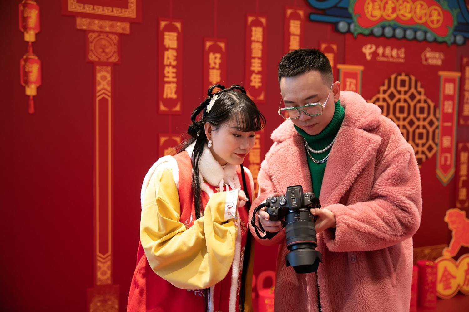 体验多元数字生活更添年味，去上海电信营业厅拍“虎年全家福”