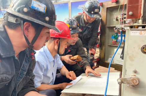 图为亭南煤业公司维修人员“一点课”培训现场。摄影： 高扬