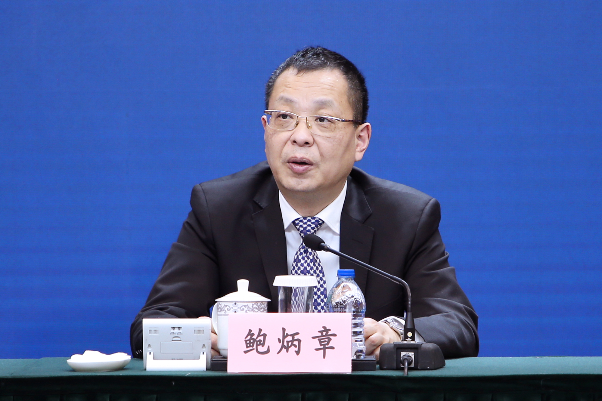 虹桥国际中央商务区管委会党组书记、常务副主任鲍炳章出席发布会并讲话。 (2)