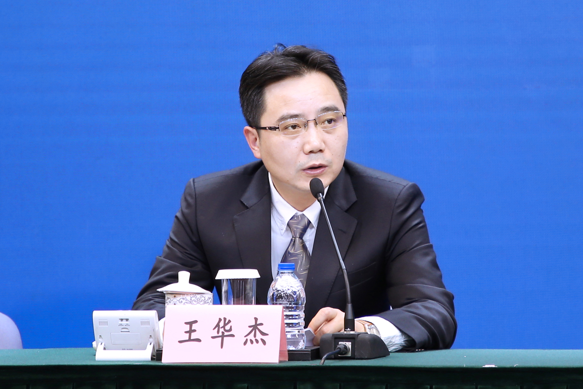 上海市发展改革委副主任王华杰出席发布会并讲话。