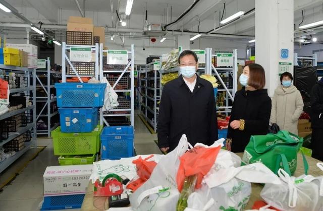 3月20日，上海市委常委、浦东新区区委书记朱芝松先后前往社区菜场网点、物流配送前置仓、电商生鲜超市以