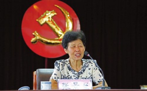  全国道德模范提名奖、“中国好人”张景兰在合肥客运段的“合客大讲堂”上，用简朴的语言、生动的事例，讲述了她资助贫困学子的感人故事。谢国清/供图