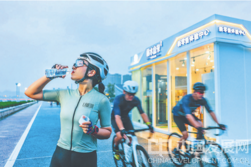 骑行爱好者在市区防洪堤的丽水山泉新零售体验中心旁畅饮。