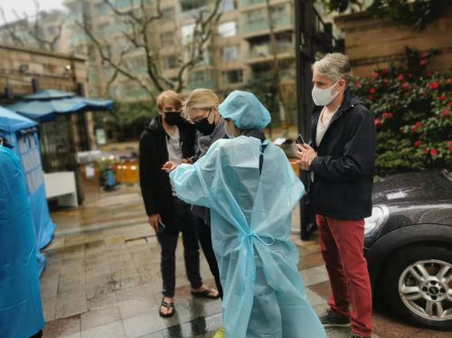 徐匯某小區的志愿者幫助外國居民做好核酸登記