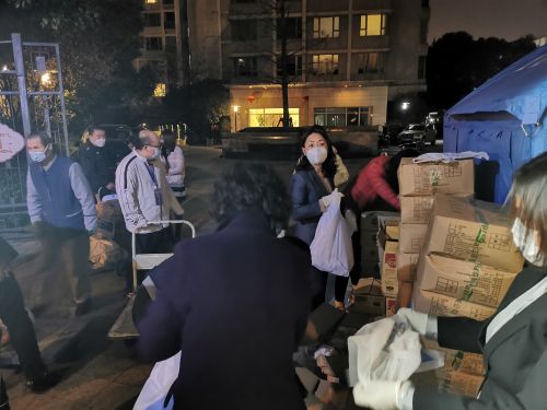 徐匯匯寧花園小區志愿者連夜作戰，與街道溝通物資、餐食配送，對現場突發事件進行應急處理