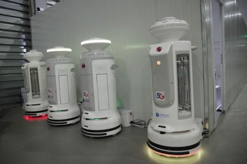 圖為上海新國際博覽中心方艙醫院正在工作的5G機器人