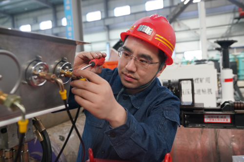 亭南煤业公司工作人员进行设备维修。