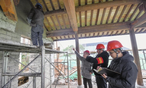  近年来，浙江省湖州市吴兴区道场乡积极发挥村级监察工作联络站和廉情监督员作用，聚焦村级重大决策、项目招投标、工程建设等事项，推行基层乡村六大类别30项小微权力履职清单，定期走访、精准监督，通过每月自查、每季互查，确保村级小微权力“照单”运行，为清廉乡村建设助力护航。新华社