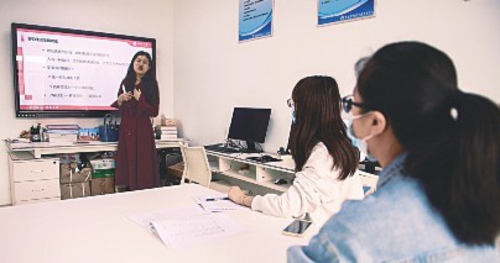  为助力学生求学求职，中南大学为考研和求职的学生准备了多个网络面试间，房间内有专用网络，同时还配有手机支架、补光灯等专业设备。新华社