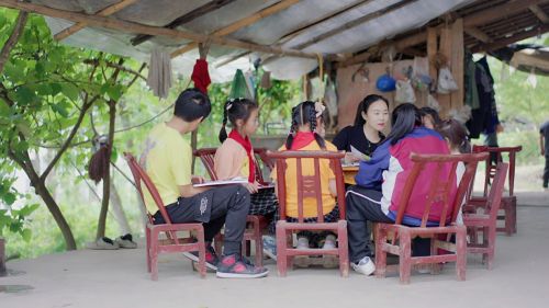 王荣到学生家中家访。摄影 张启国

