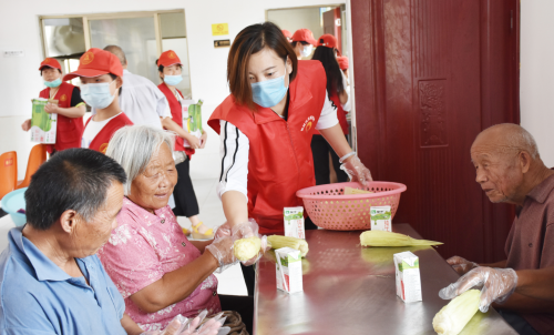 鱼台县新时代文明实践志愿者在幸福食堂照顾陪伴老人。供图：鱼台县委宣传部