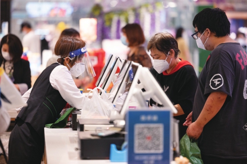  根据上海市持续巩固疫情防控成果、有序恢复正常生产生活秩序总体方案的安排，6月1日起，上海在严守不出现规模性反弹底线、确保风险可控的前提下，全面实施疫情防控常态化管理，全面恢复全市正常生产生活秩序。图为市民在上海外滩金融中心一家超市款台结账。新华社