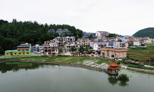 黄果树风景名胜区内人居环境整治村庄美景。