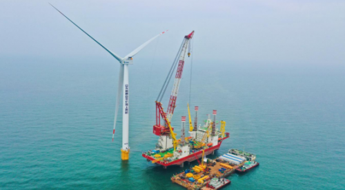 山东能源集团渤中海上风电A场址首台风机吊装完成。供图：山东能源集团