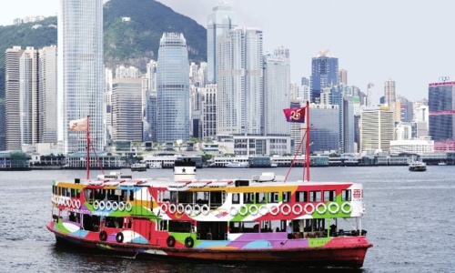  在香港尖沙咀天星码头，天星小轮载着庆祝香港回归祖国25周年标志的旗帜在维港航行。新华社