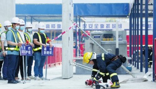  活动现场消防演练展示。碧桂园和府花园/供图