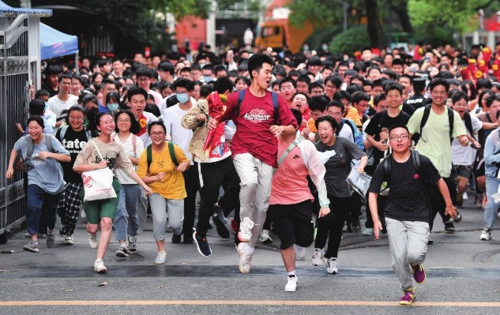  高考结束，学子们怀揣梦想，扬帆起航。图为6月9日，在湖南省长沙市一中考点，考生在考试结束后跑出考场。新华社