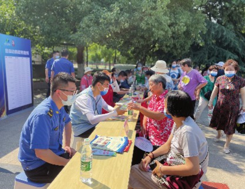 太子山社区安全生产月广场咨询活动。本稿图片由南京江北新区大厂街道提供