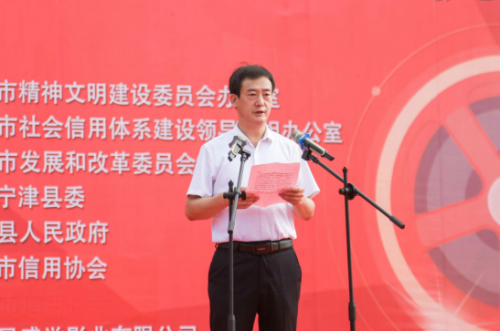 宁津县委书记高善玉在开机仪式现场致辞。