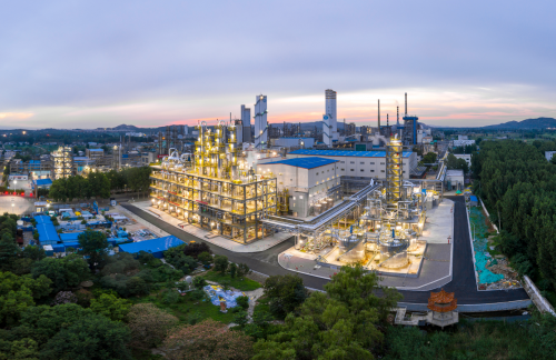 鲁南化工年产4万吨高端改性聚甲醛生产装置。摄影：贾鹏
