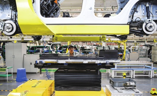  近日，在四川省宜賓市一家企業，技術人員在生產線上安裝新能源汽車的動力電池。新華社