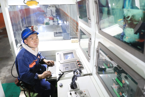 东滩煤矿利用5G技术在集控中心实现掘进机远程控制、支护作业机械化、煤流运输系统无人作业等。摄影：陈勇