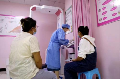 麦盖提县妇保院的患者在待诊。摄影：仇晶