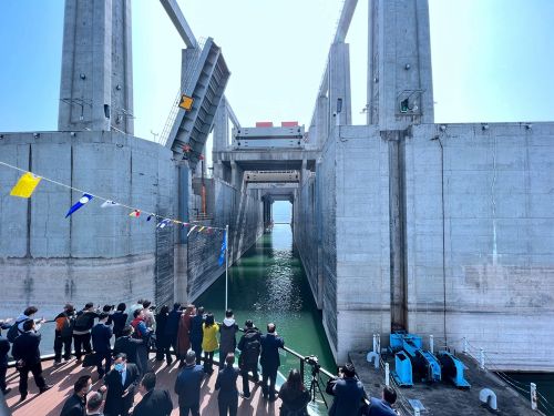 长江三峡1号通过三峡升船机（摄影：毛翔春）