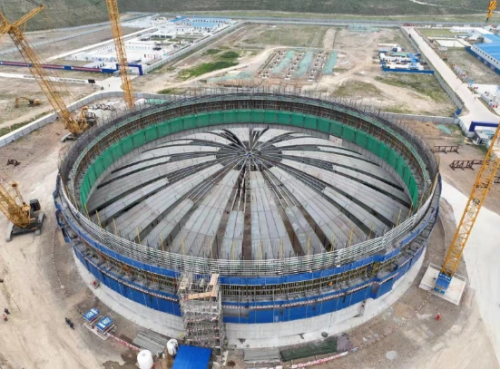 龙口南山LNG项目22万立方米坐地式6号储罐作业现场。供图：山东省能源局